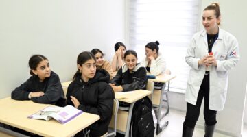 Mersin Büyükşehir Belediyesi, Anamur’da açtığı kurs merkeziyle eğitimde fırsat eşitliği sunarken, sınava hazırlanan yüzlerce öğrenciye de umut oluyor.
