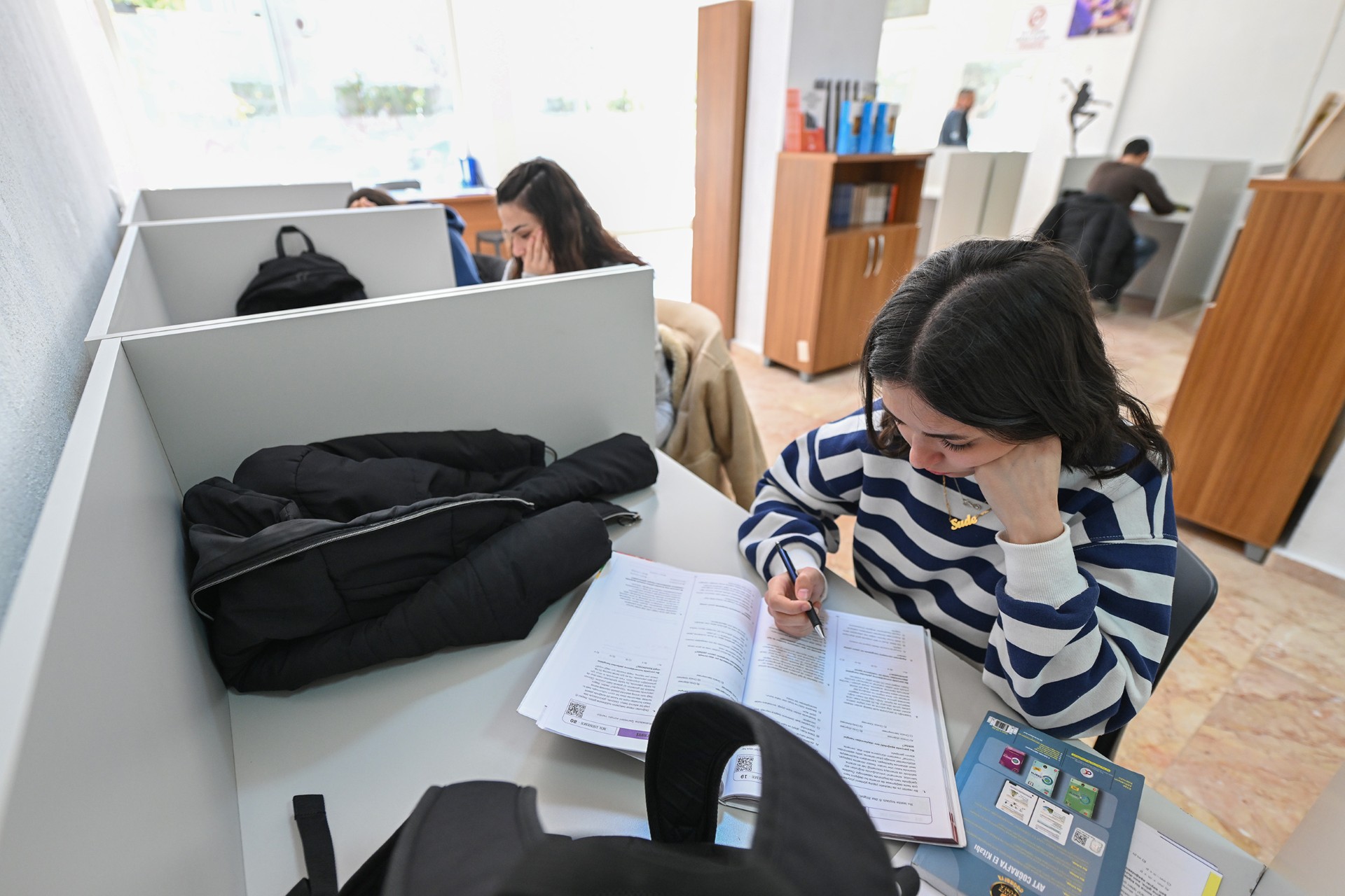 BÜYÜKŞEHİR’İN BOZYAZI’YA AÇTIĞI OKUMA SALONU ÖĞRENCİLERİN YENİ ADRESİ OLDU