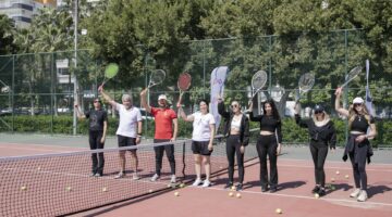 Mersin Büyükşehir Belediyesi, Gençlik ve Spor Hizmetleri Dairesi Başkanlığı bünyesinde uzman eğitmen eşliğinde haftanın 4 günü tenis kursu veriyor.