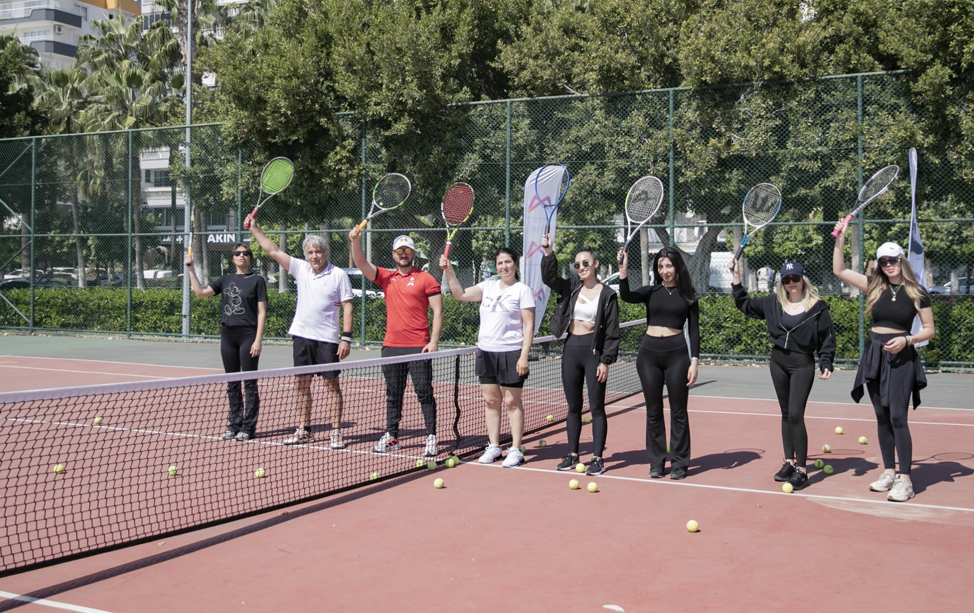 Mersin Büyükşehir Belediyesi, Gençlik ve Spor Hizmetleri Dairesi Başkanlığı bünyesinde uzman eğitmen eşliğinde haftanın 4 günü tenis kursu veriyor.