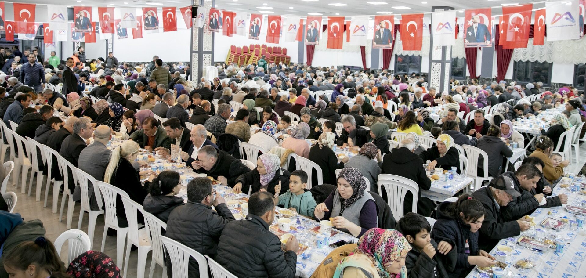 Mersin Büyükşehir ve Aydıncık Belediyesi bürokratları da katılarak, Ramazan’ın bereketi hep birlikte paylaşıldı.