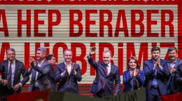 BAŞKAN SEÇER VE MERAL SEÇER, İMAMOĞLU İÇİN MERSİN’DE DÜZENLENEN DAYANIŞMA MİTİNGİNE KATILDI