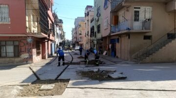 AKDENİZ’DE YAPILAŞMANIN ARTTIĞI BÖLGELERDE YENİ YOLLAR AÇILIYOR,  ZAMAN İÇİNDE ZARAR GÖREN SOKAKLAR YENİLENİYOR