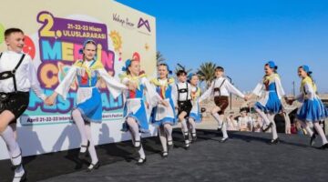 DÜNYANIN ÇOCUKLARI MERSİN’DE EL ELE RENKLİ DANSLARINI SAHNELEDİ
