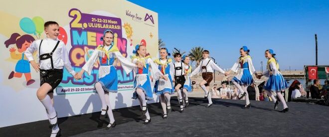 DÜNYANIN ÇOCUKLARI MERSİN’DE EL ELE RENKLİ DANSLARINI SAHNELEDİ