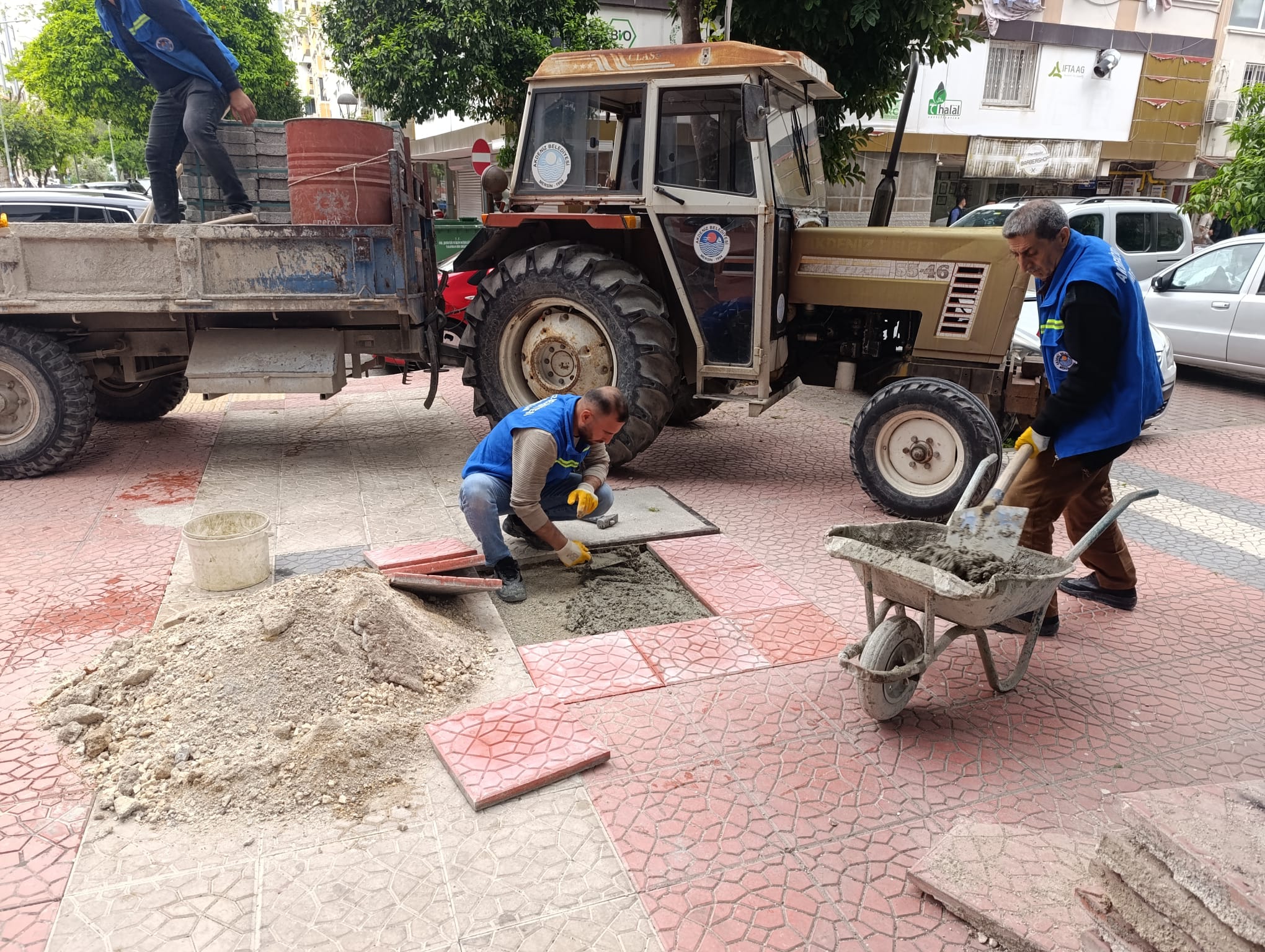AKDENİZ’DE SOKAK YENİLEME VE DÜZENLEME ÇALIŞMALARI SÜRÜYOR