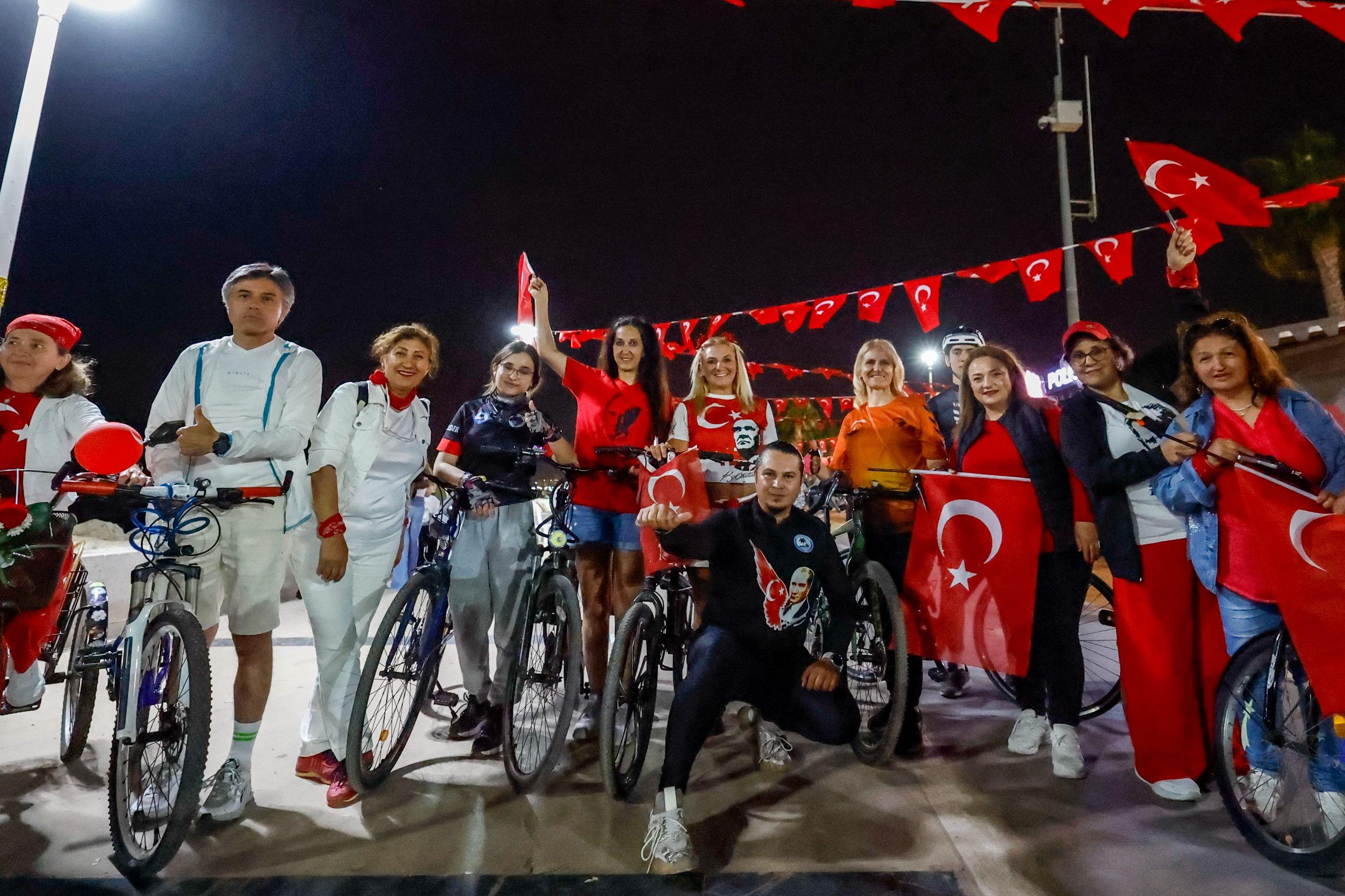Yenişehir Belediyesi araçlı kortejle 23 Nisan coşkusunu kente yaydı