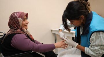 AKDENİZ BELEDİYESİ, EV TEMİZLİĞİ VE KUAFÖRLÜK HİZMETİYLE GÖNÜLLERE DOKUNUYOR