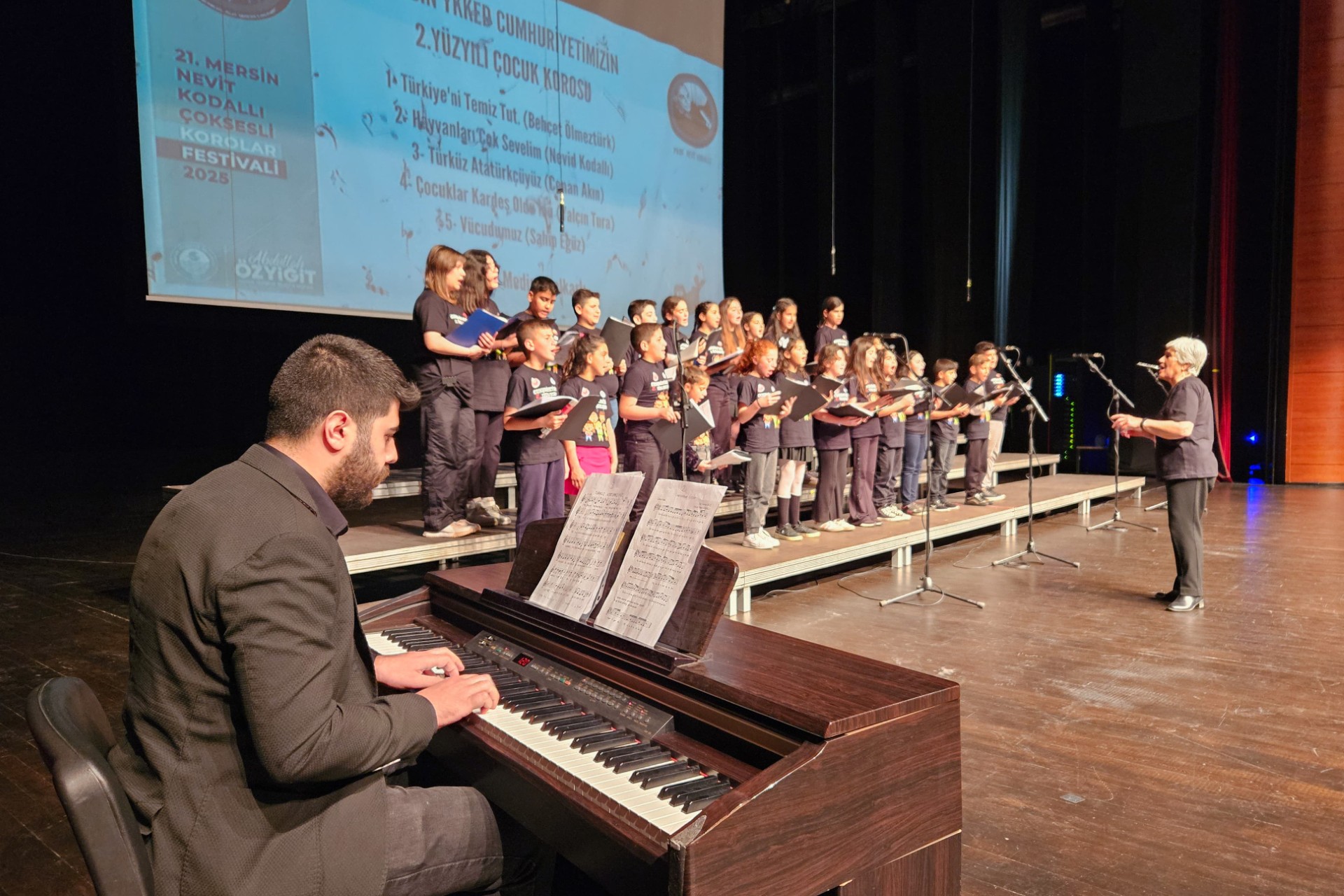 21. Nevit Kodallı Çoksesli Korolar Festivali’nde 7 şehirden 1800 korist sahne aldı
