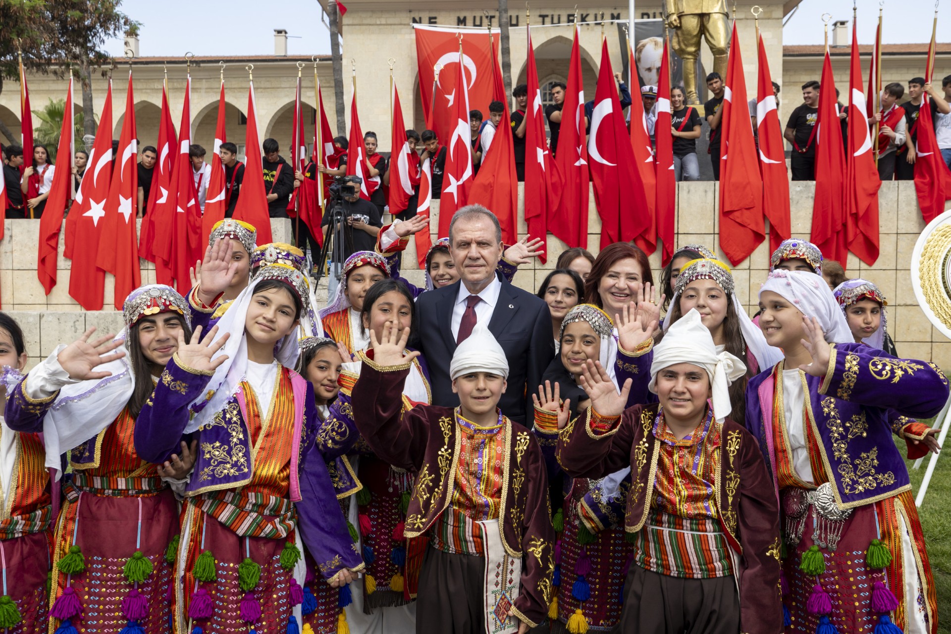 SEÇER: “ÇOCUKLARIN HEYECANI UMUTLARIMIZI DİRİ TUTUYOR”