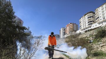 BÜYÜKŞEHİR GÜLNAR’DA TEMİZLİK VE İLAÇLAMA ÇALIŞMALARINI ARALIKSIZ SÜRDÜRÜYOR