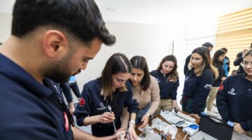 BÜYÜKŞEHİR EVDE SAĞLIK VE AMBULANS BİRİMİ EKİPLERİ HER HAFTA FARKLI KONULARDA EĞİTİM ALIYOR