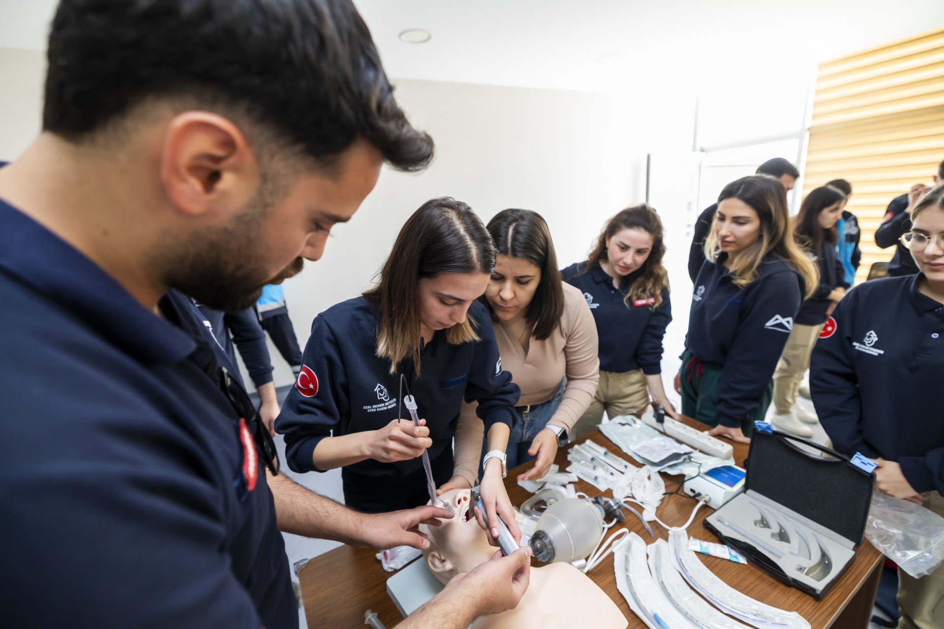 BÜYÜKŞEHİR EVDE SAĞLIK VE AMBULANS BİRİMİ EKİPLERİ HER HAFTA FARKLI KONULARDA EĞİTİM ALIYOR