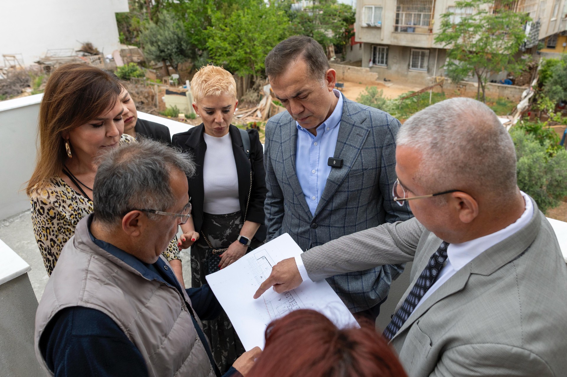 Başkan Abdullah Özyiğit, inşaatı devam eden projeleri yerinde inceledi.