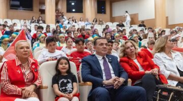 Başkan Abdullah Özyiğit ve Meclis Üyeleri koltuklarını çocuklara devretti