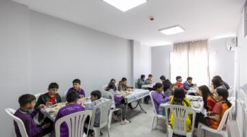 KURS MERKEZİ ÖĞRENCİLERİNİN BİR ÖĞÜN YEMEKLERİ BÜYÜKŞEHİR’DEN  MERSİN BÜYÜKŞEHİR’DEN HEM BESLEYİCİ HEM DE ZAMANI EN İYİ ŞEKİLDE DEĞERLENDİREN HİZMET  LGS’YE HAZIRLANAN ÖĞRENCİLERE 150 BİN PAKET YEMEK İKRAMI YAPILDI