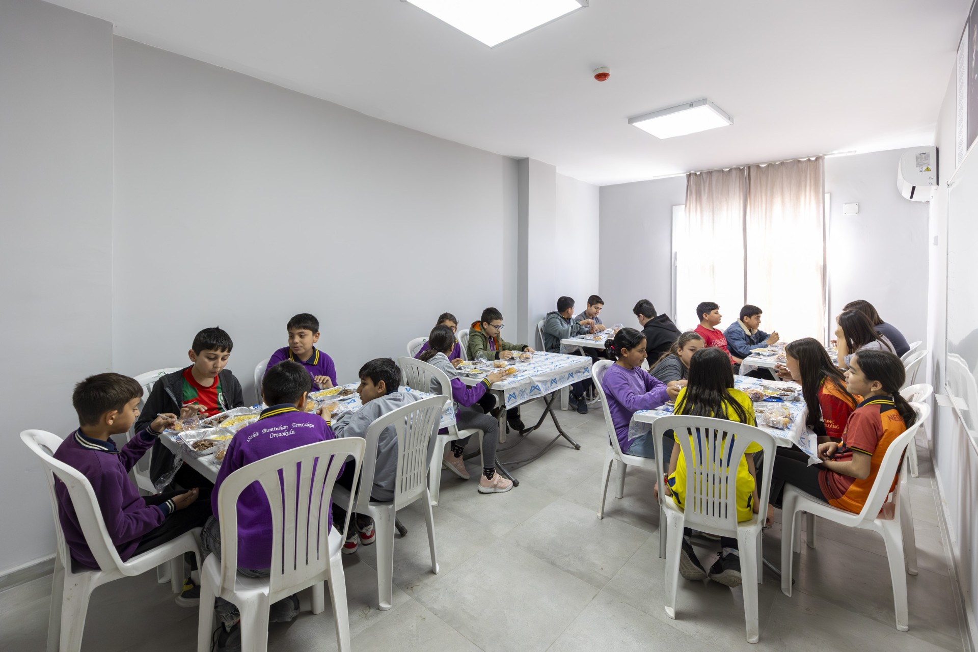 KURS MERKEZİ ÖĞRENCİLERİNİN BİR ÖĞÜN YEMEKLERİ BÜYÜKŞEHİR’DEN  MERSİN BÜYÜKŞEHİR’DEN HEM BESLEYİCİ HEM DE ZAMANI EN İYİ ŞEKİLDE DEĞERLENDİREN HİZMET  LGS’YE HAZIRLANAN ÖĞRENCİLERE 150 BİN PAKET YEMEK İKRAMI YAPILDI