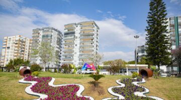 MERSİN RENGARENK ÇİÇEKLERLE BAHARI KARŞILIYOR