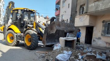 AKDENİZ BELEDİYESİ MOLOZ KİRLİLİĞİNİN ÖNÜNE GEÇİYOR