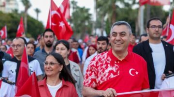 MERSİN VALİSİ ATİLLA TOROS “100 METRE UZUNLUĞUNDA TÜRK BAYRAĞI İLE GENÇLİK YÜRÜYÜŞÜ” ETKİNLİĞİNE KATILDI