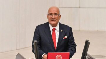 Mv.Burhanettin Kocamaz ,Yakında Bölgede Üretim Yapacak Çiftçi Kalmayacak dedi.