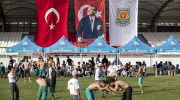 BAŞKAN SEÇER, TARSUS BELEDİYESİ’NİN ‘HIDIRELLEZ MOLLA KERİM KARAKUCAK GÜREŞLERİ’Nİ İZLEDİ
