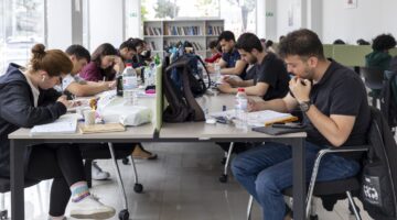 BÜYÜKŞEHİR OKUMA SALONLARINDA KİMİ DERS ÇALIŞIYOR, KİMİ KİTAP OKUYOR