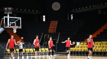 MSK PLAY-OFF SAHNESİNDE!  CARETTALAR EFES’TEN GALİP DÖNMEK İSTİYOR  SEVİM: “EVİMİZE GÜÇLÜ DÖNMEK İSTİYORUZ”