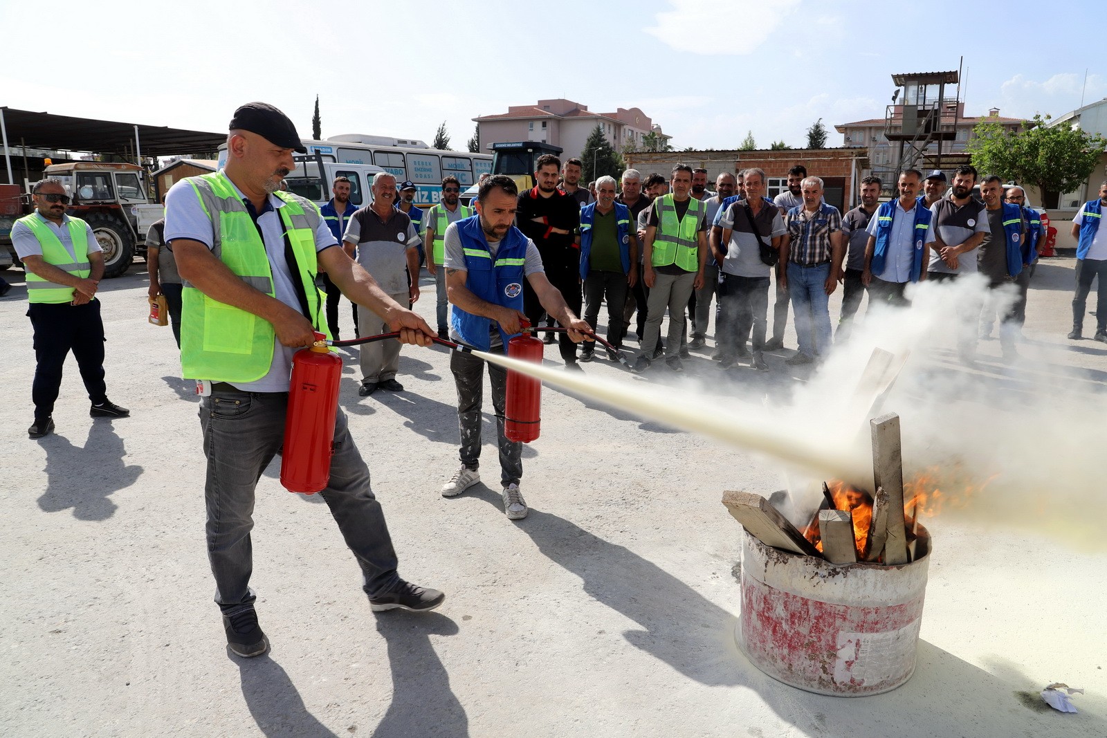 AKDENİZ BELEDİYESİ PERSONELİNDEN YANGIN TATBİKATI