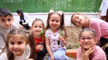 TOROSLAR BELEDİYESİ ÇOCUKLARA BİNLERCE FİDE DAĞITTI