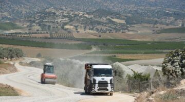 BÜYÜKŞEHİR BELEDİYESİ’NDEN TARSUS AKGEDİK VE DADALI MAHALLELERİ ARASINDA SATHİ ASFALT ÇALIŞMASI