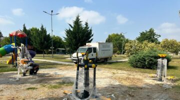 AKDENİZ’İN PARK VE BAHÇELERİ YENİLENİYOR
