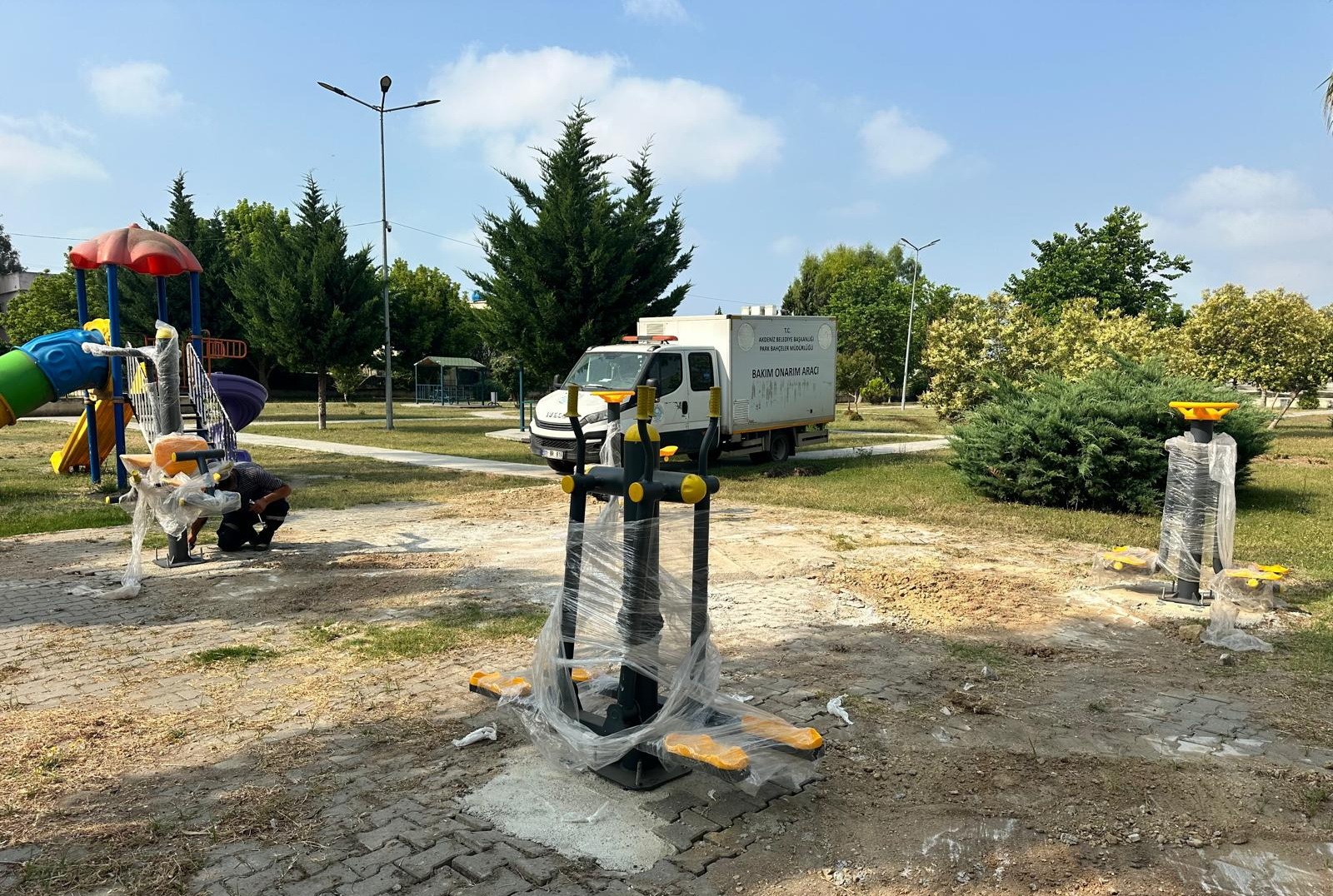 AKDENİZ’İN PARK VE BAHÇELERİ YENİLENİYOR