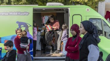 MEZİTLİ’DE KADINLARA, EMEKLİLERE VE ENGELLİLERE YÖNELİK MOBİL KUAFÖR HİZMETİ 15.500 KİŞİYE ULAŞTI
