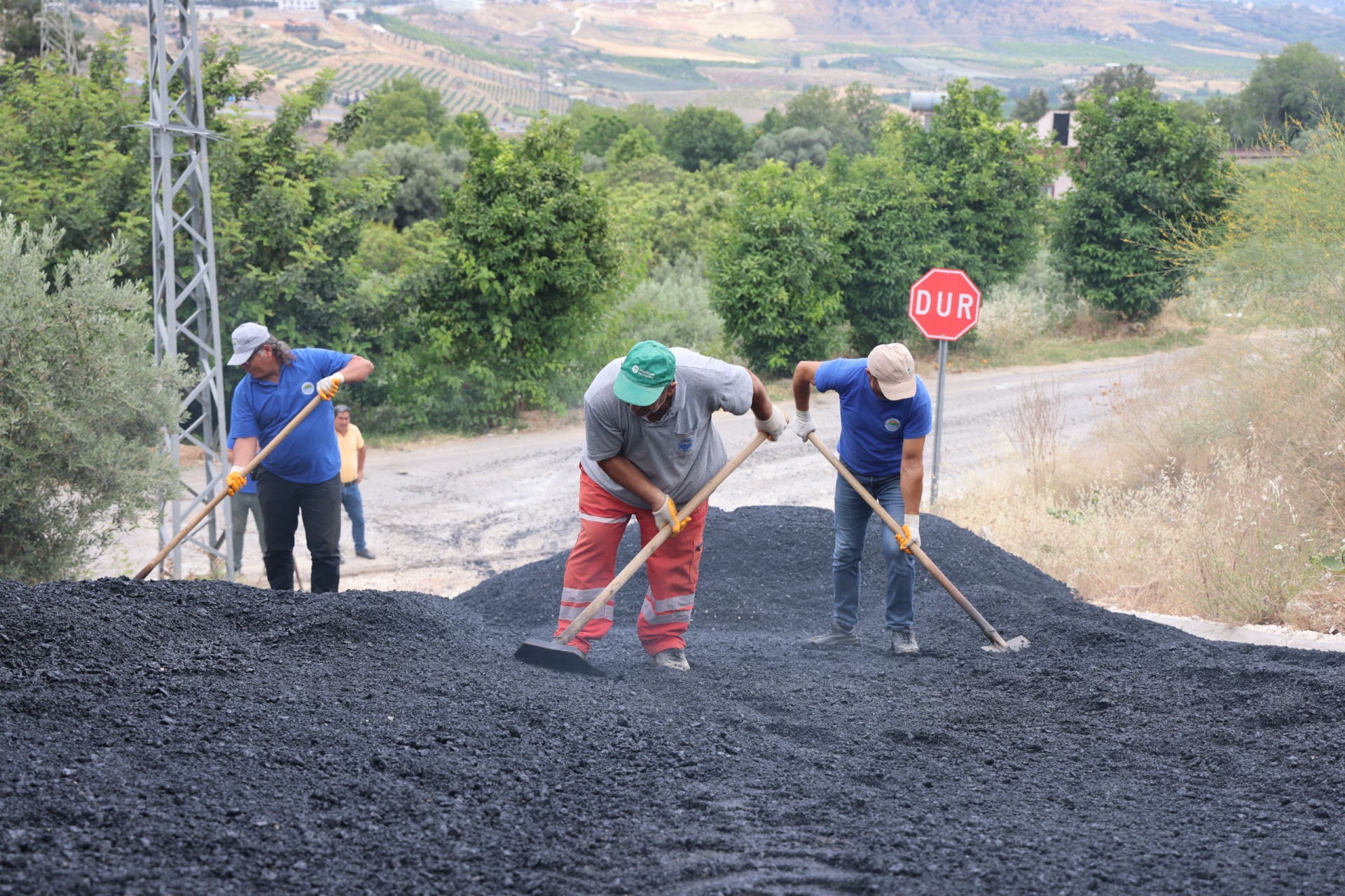TOROSLAR’DA YOLLAR YENİLENİYOR