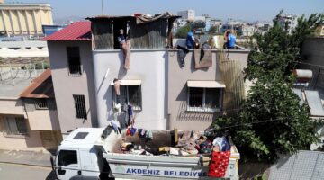 ÇİLEK MAHALLESİ’NDE BİR EVDEN 2 KAMYON DOLUSU ATIK ÇIKARILDI