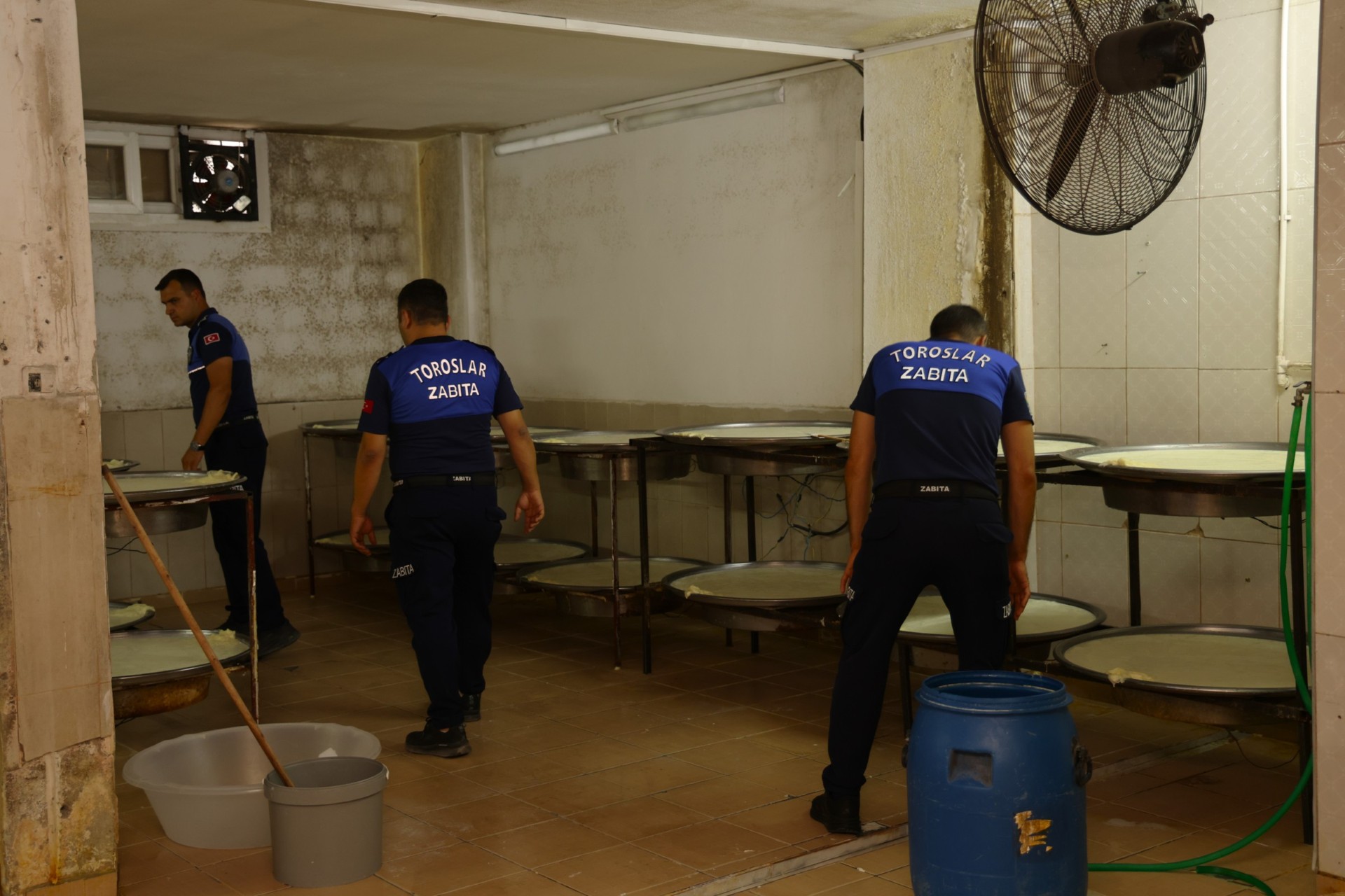 TOROSLAR ZABITASI, KAÇAK VE SAĞLIKSIZ SÜT ÜRÜNLERİ İMALATHANESİNİ MÜHÜRLEDİ
