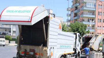 TOROSLAR’DA ÇÖP KONTEYNERLERİ YERİNDE YIKANARAK DEZENFEKTE EDİLİYOR