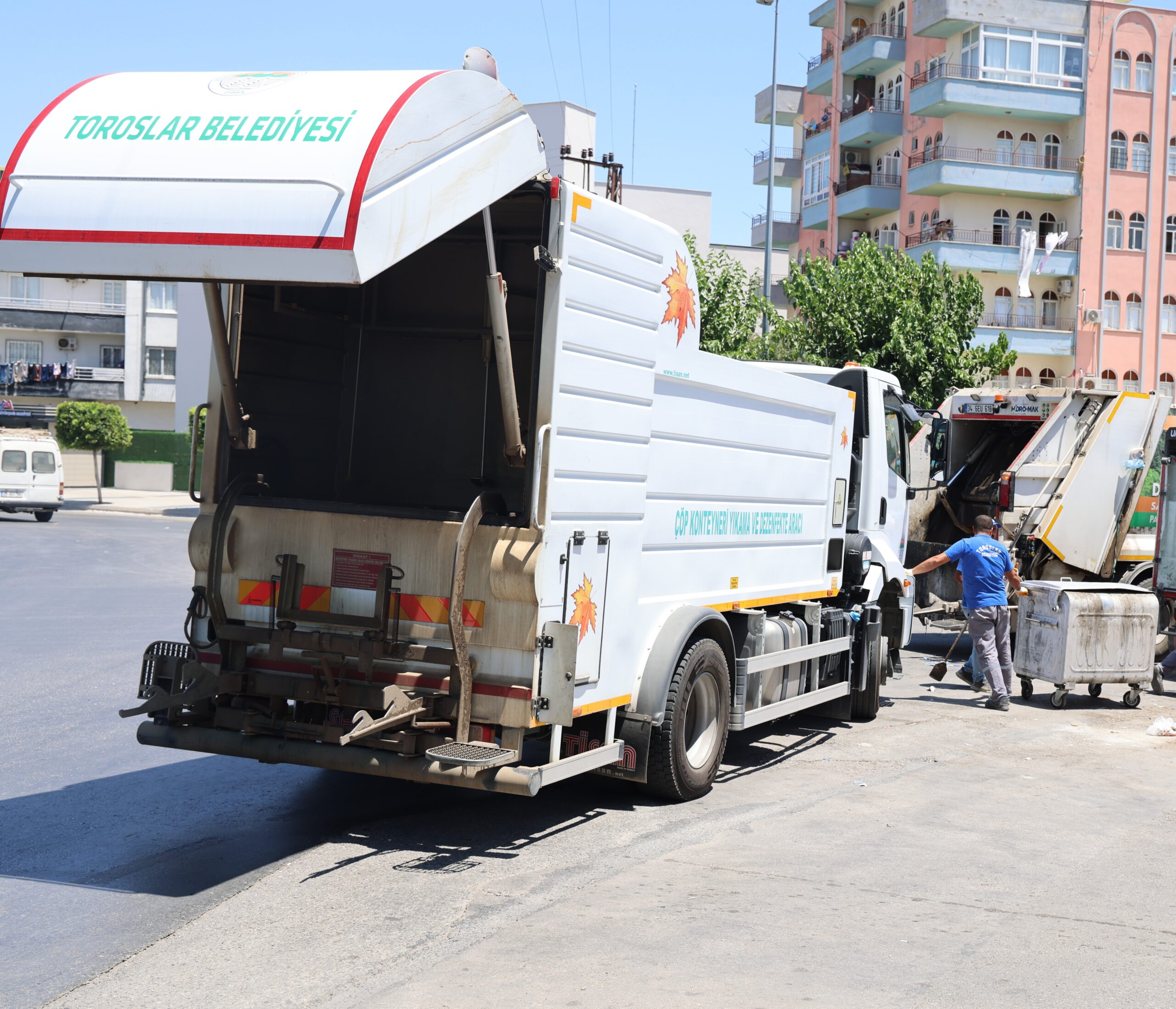 TOROSLAR’DA ÇÖP KONTEYNERLERİ YERİNDE YIKANARAK DEZENFEKTE EDİLİYOR