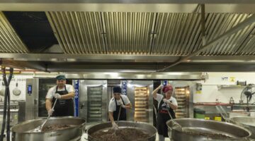BÜYÜKŞEHİR’İN AŞHANELERİNDE TENCERELER PAYLAŞIM İÇİN KAYNIYOR