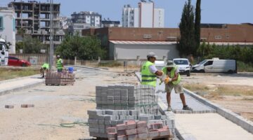 TOROSLAR’DA YOL VE KALDIRIM ÇALIŞMALARI HIZ KESMEDEN DEVAM EDİYOR