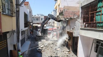 AKDENİZ BELEDİYESİ, TEHLİKE YARATAN METRUK YAPILARLA MÜCADELESİNİ SÜRDÜRÜYOR