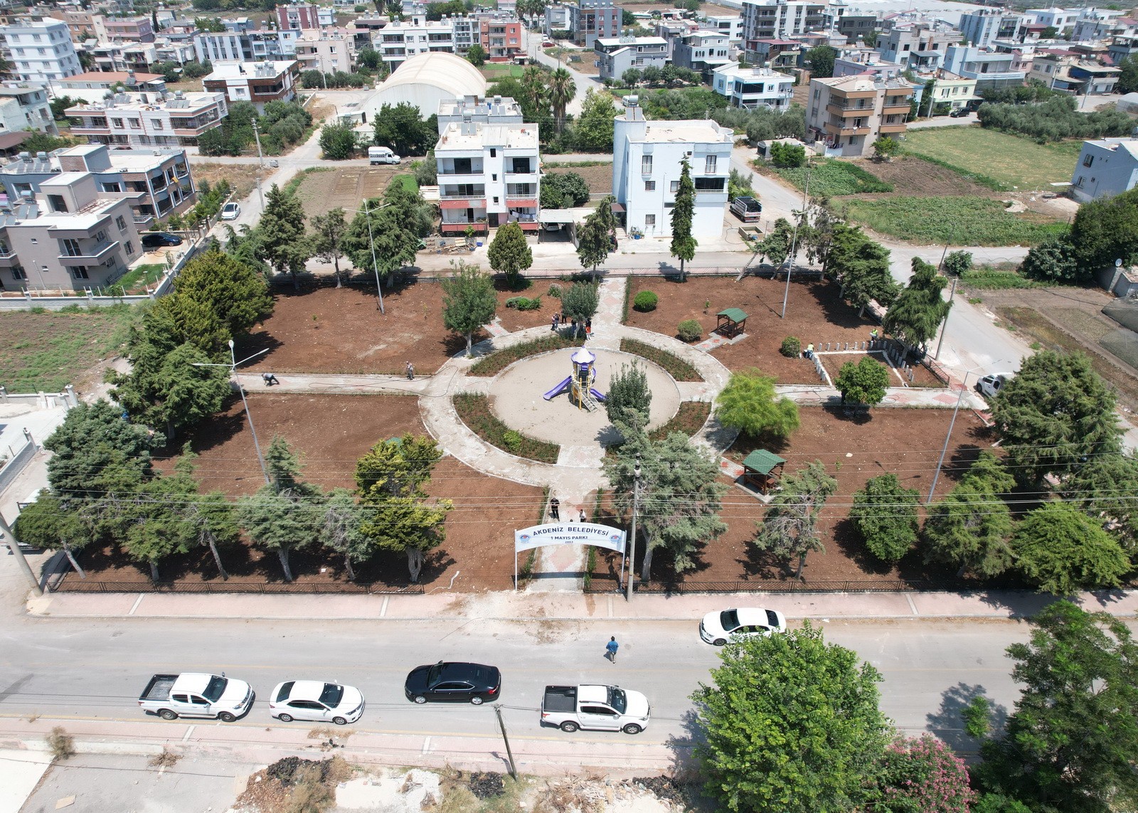 KARADUVAR 1 MAYIS PARKI YENİDEN YEŞERDİ