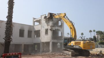 MERSİN ÖĞRETMENEVİ’NİN KONTROLLÜ YIKIMI GERÇEKLEŞTİ