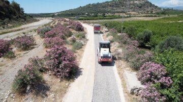 AKDENİZ’DE KIRSAL MAHALLELERE YOL DESTEĞİ SÜRÜYOR