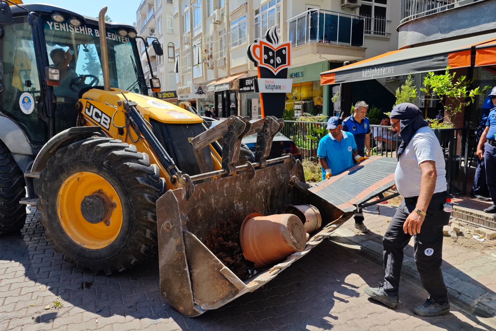 Yenişehir Belediyesi kaldırım ve yol işgallerine geçit vermiyor