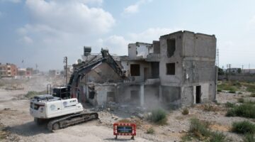 ÇAY MAHALLESİ’NDE TERK EDİLMİŞ 3 KATLI YAPININ YIKIMI TAMAMLANDI