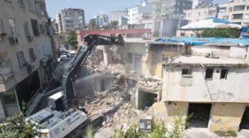 AKDENİZ’DE RİSK YARATAN METRUK YAPILARLA MÜCADELE SÜRÜYOR
