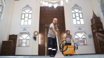 AKDENİZ’DE İBADETHANELER TEMİZLENİYOR, HALILAR YIKANIP DEZENFEKTE EDİLİYOR