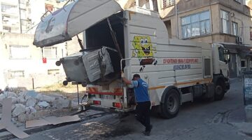 AKDENİZ’DE PAZAR YERLERİ YIKANIYOR, ÇÖP KONTEYNERLERİ İLAÇLANIP TEMİZLENİYOR